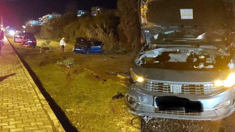 Gece çekiminde, yoldan çıkmış hasarlı Fiat otomobil, başka araç ve çevreye saçılmış parçalar görülüyor.