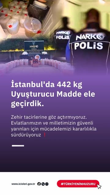 Mor zemin üzerinde İstanbul’da 442 kilogram uyuşturucu madde ele geçirildiğini belirten beyaz yazılı duyuru.