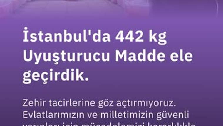 Mor zemin üzerinde İstanbul’da 442 kilogram uyuşturucu madde ele geçirildiğini belirten beyaz yazılı duyuru.