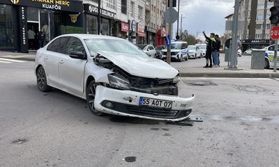 Sivas'ta Araçlar Çarpıştı: 1 Yaralı! Kaza Anı Kamerada