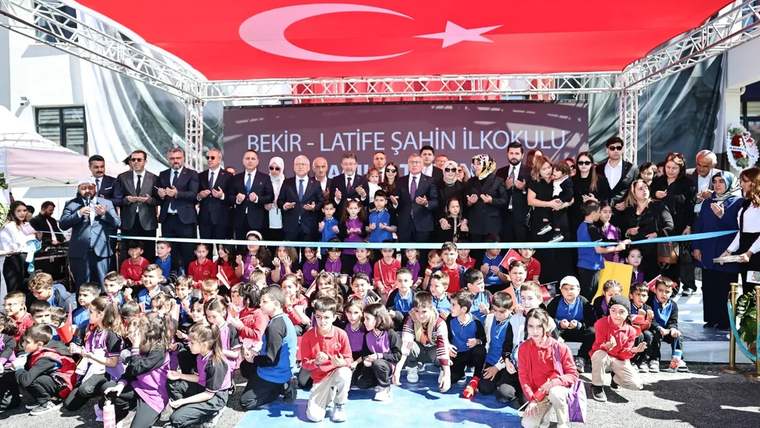 Kurdele kesme töreninde, kalabalık bir grup ve çocuklar yer alıyor.
