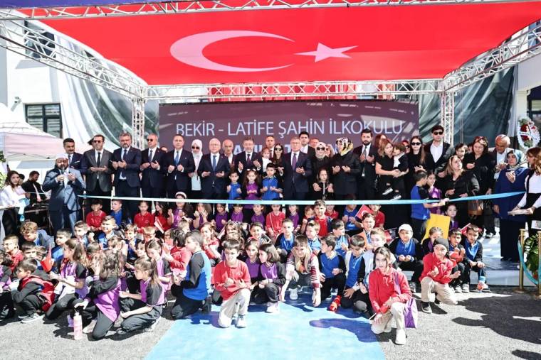 Kurdele kesme töreninde, kalabalık bir grup ve çocuklar yer alıyor.