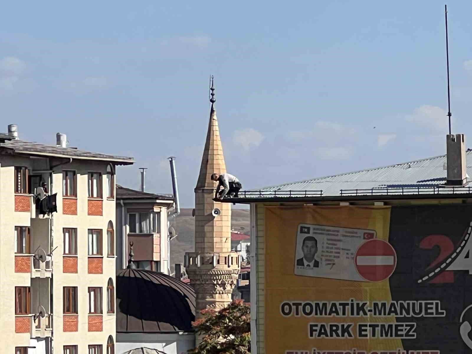5 KATLI BİNANIN ÇATISINDA TEHLİKELİ ANLAR!