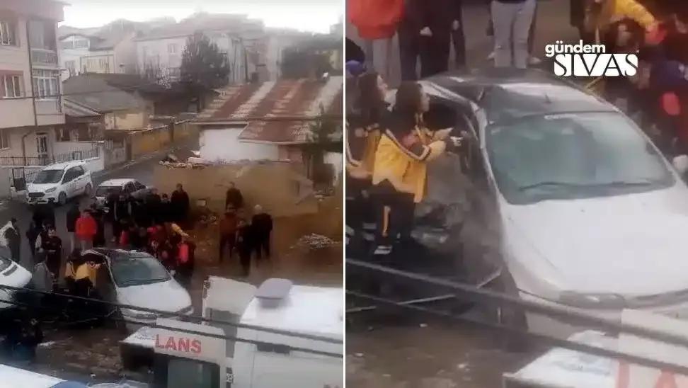 Sivas'ta Kargo Aracıyla Sivil Araç Çarpıştı