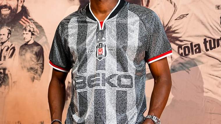 Beşiktaş'tan Nostaljik Sürpriz: Atiba ve Gökhan Keskin 100 Yıllık Formayla