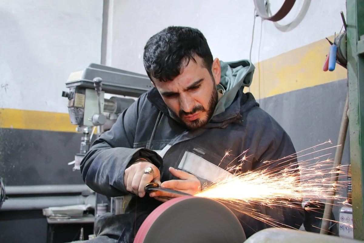 Sivaslı Bıçak Ustası Bayrama Yetişmek İçin Sabahlıyor: Kızımı Aylardır Göremiyorum