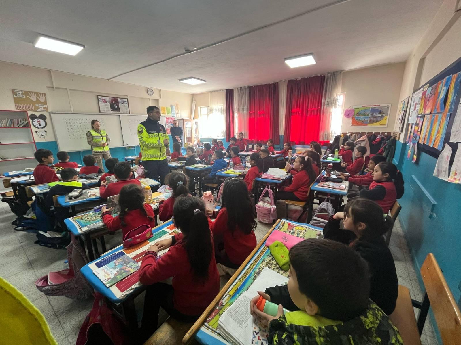 Kars'ta öğrencilere trafik güvenliği semineri verildi - Birlik Haber Ajansı