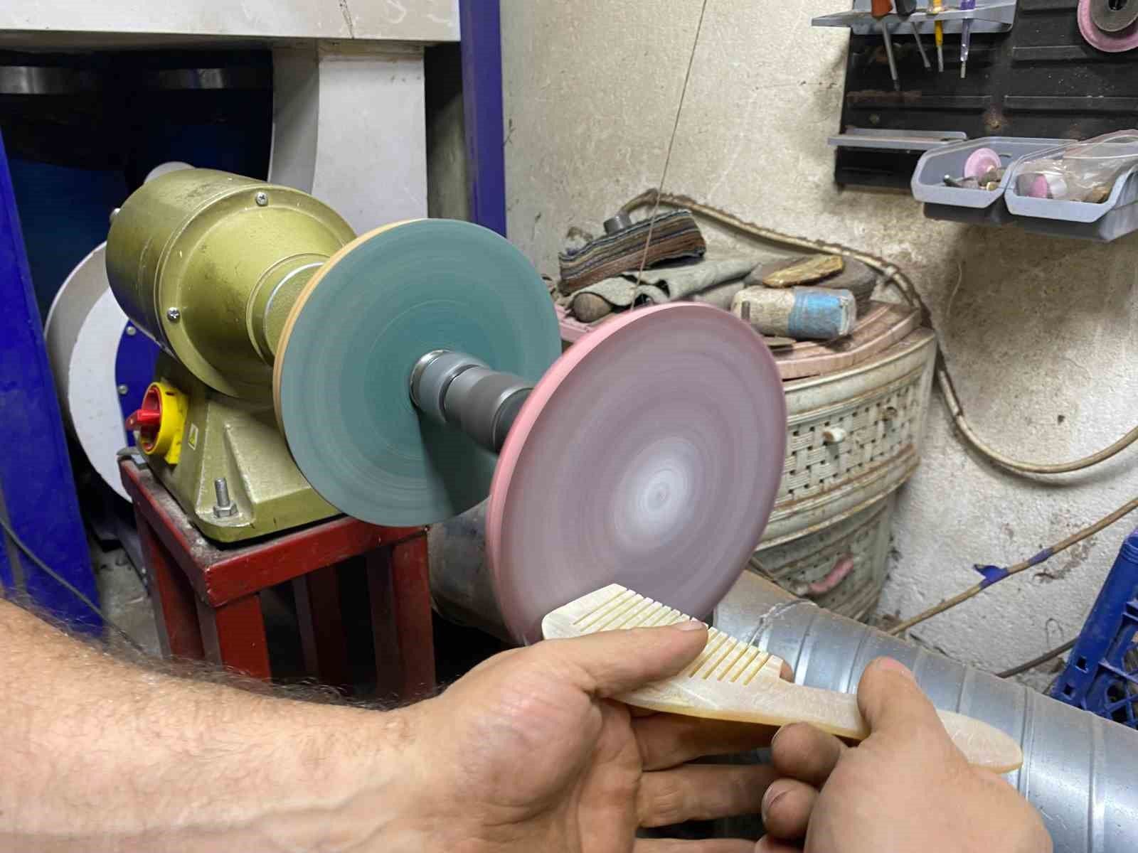 3 yıl kurutulan koç boynuzları kemik tarağa dönüştürülüyor
