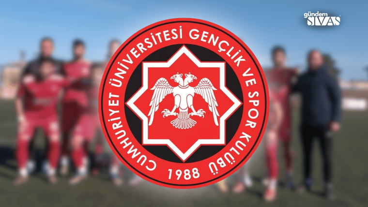 Cumhuriyet Üniversitesi Gençlik ve Spor Kulübü'nün logosu, arka planda futbolcular yer alıyor.