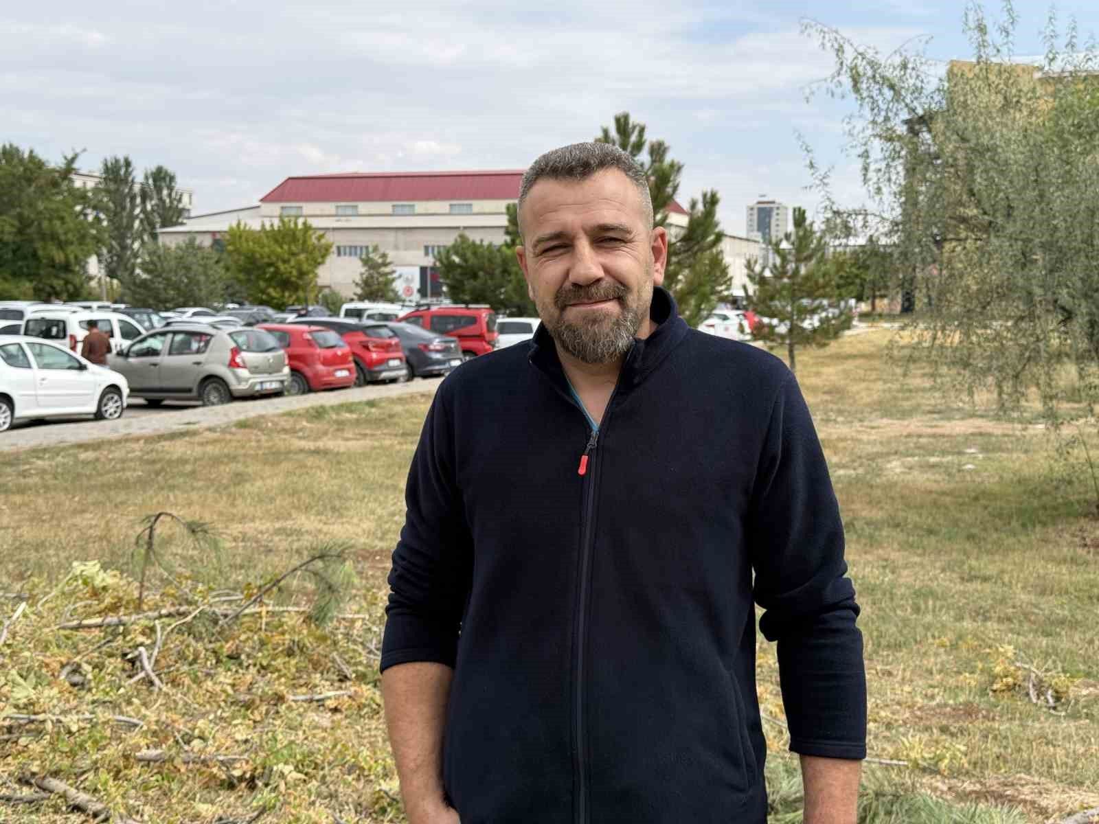 Çay sohbeti sürerken bahçede neyle karşılaştı?