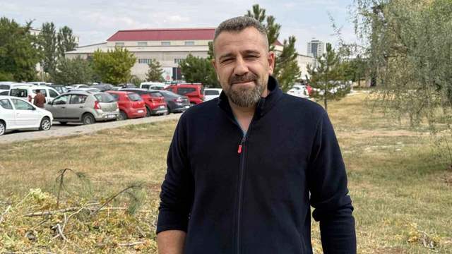 Çay sohbeti sürerken bahçede neyle karşılaştı?