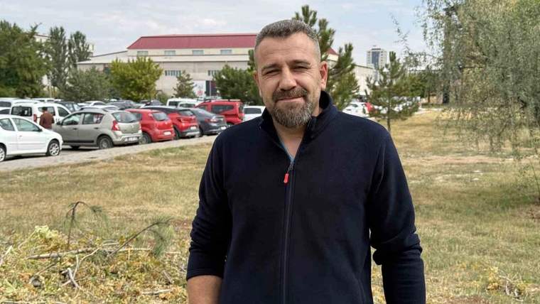 Çay sohbeti sürerken bahçede neyle karşılaştı?