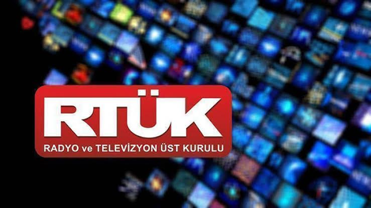 RTÜK logosu, arka planda çeşitli televizyon ekranlarıyla birlikte görünüyor.