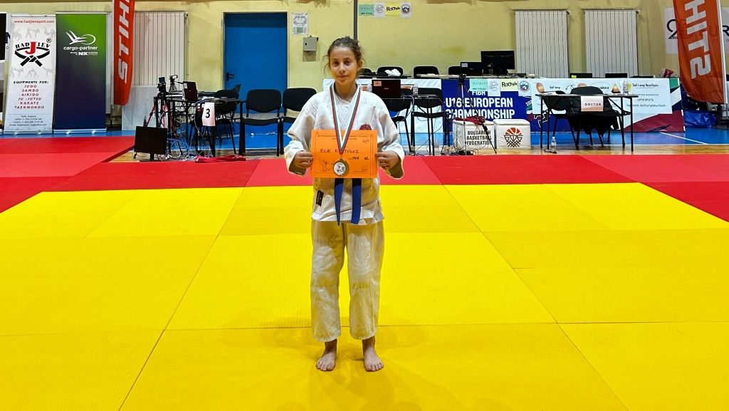 Ece Kurtuluş, Sofya'dan altın madalyayla döndü