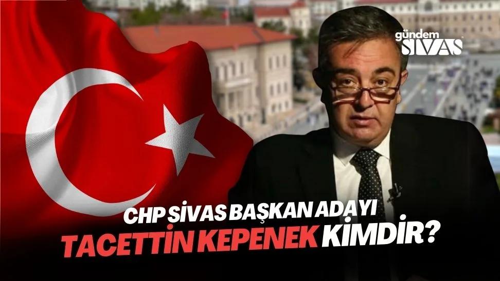 Arka planda Türk bayrağı, ön planda bir kişi konuşuyor.
