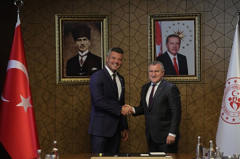 Fenerbahçe Başkanı Sadettin Saran ve Gençlik ve Spor Bakanı Osman Aşkın Bak, el sıkışarak poz veriyor.
