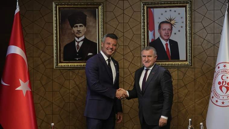 Fenerbahçe Başkanı Sadettin Saran ve Gençlik ve Spor Bakanı Osman Aşkın Bak, el sıkışarak poz veriyor.