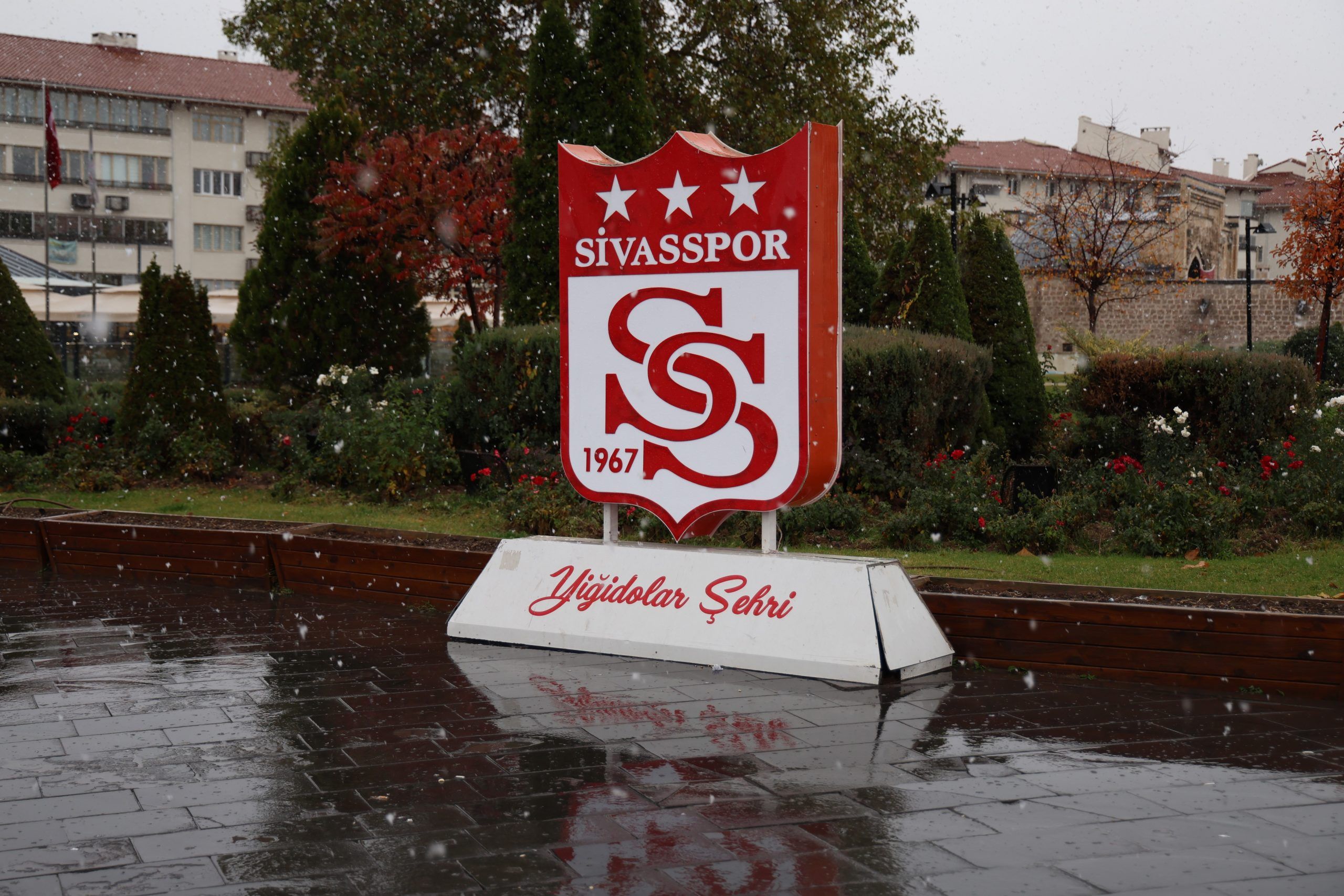 Sivas'ta Kar Sürprizi: Yağmur Bitti, Kar Başladı!