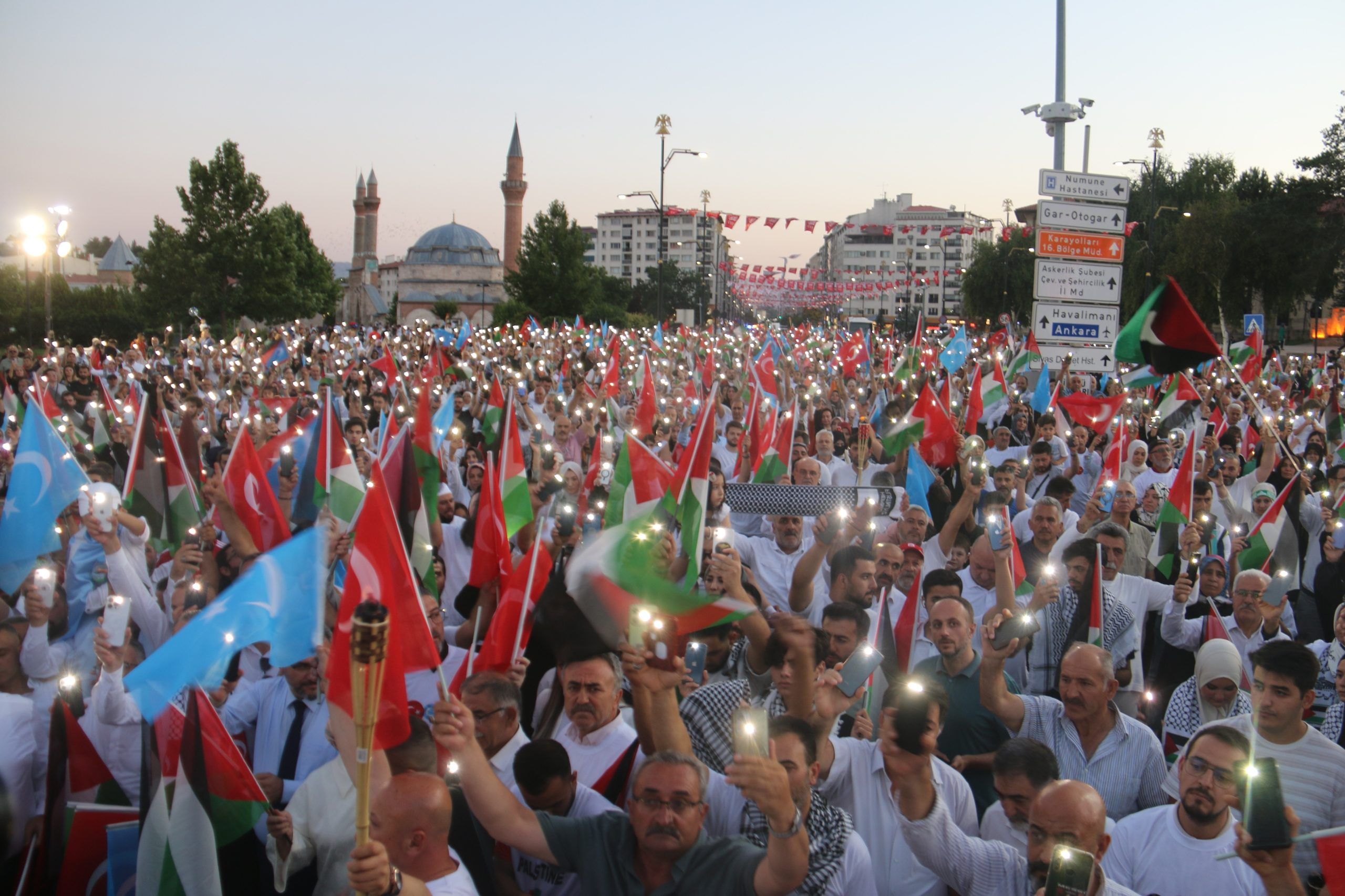 Sivas'ta İsrail'in Gazze Saldırılarını Protesto Yürüyüşü: "Filistin’in Yanındayız!"