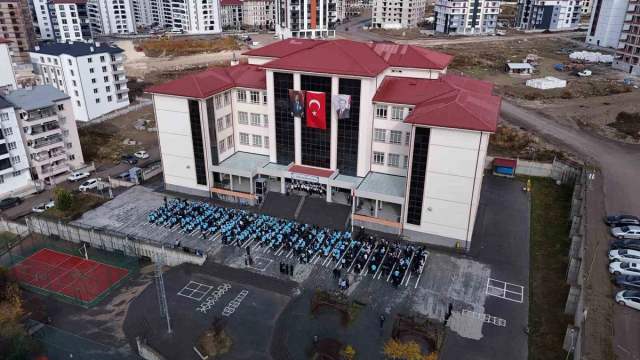 850 öğrenci Sivas’ta Cumhuriyet şarkılarını birlikte söyledi
