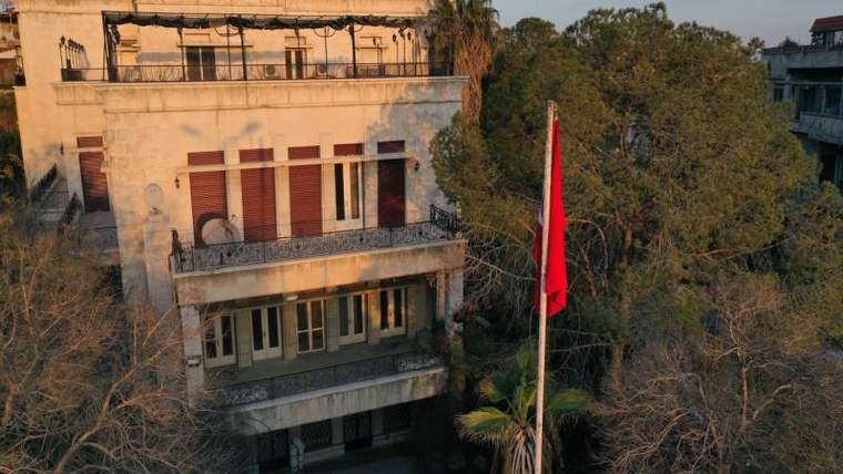 Şam'daki büyükelçilik binası önünde Türk bayrağı dalgalanıyor.
