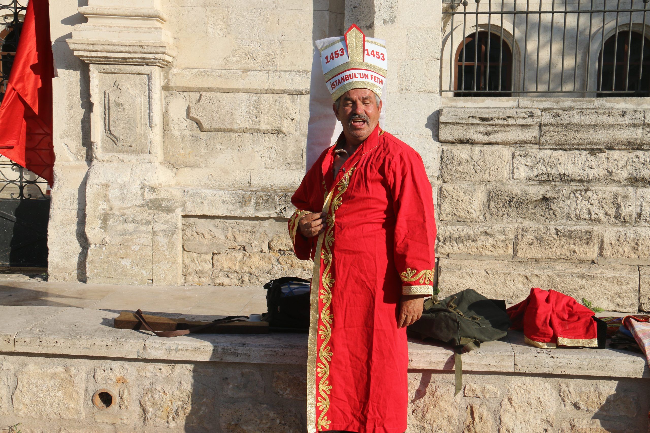 Sivas’ta Tarihi Kıyafetleriyle Dikkat Çeken Nurettin Taşkın İlgi Odağı Oldu