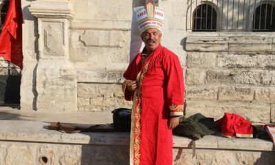 Sivas’ta Tarihi Kıyafetleriyle Dikkat Çeken Nurettin Taşkın İlgi Odağı Oldu