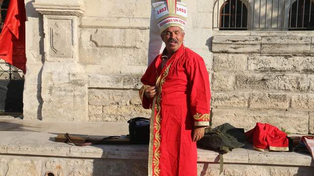 Sivas’ta Tarihi Kıyafetleriyle Dikkat Çeken Nurettin Taşkın İlgi Odağı Oldu