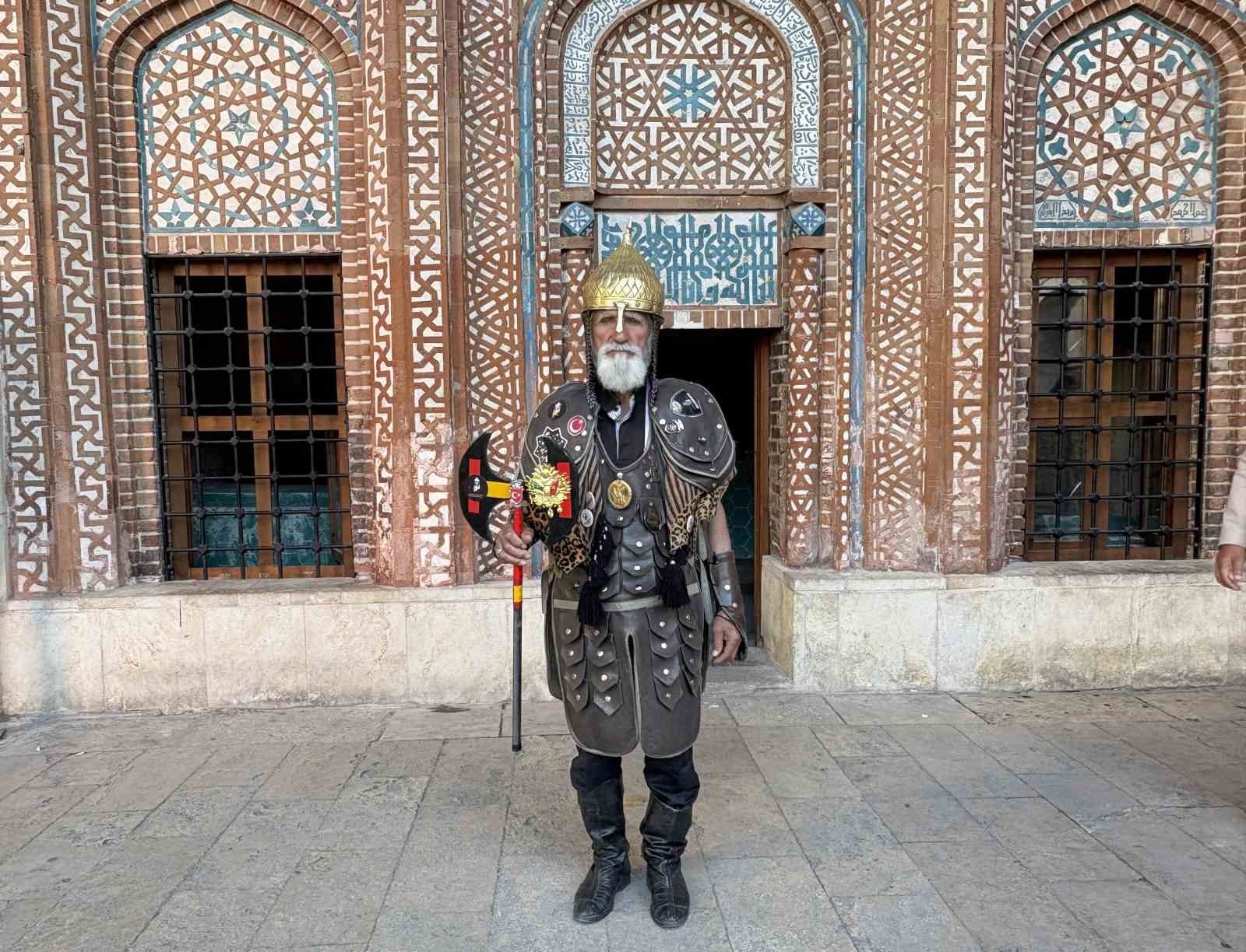Sivas caddelerinde Sultan Alparslan kıyafetiyle tarih anlattı