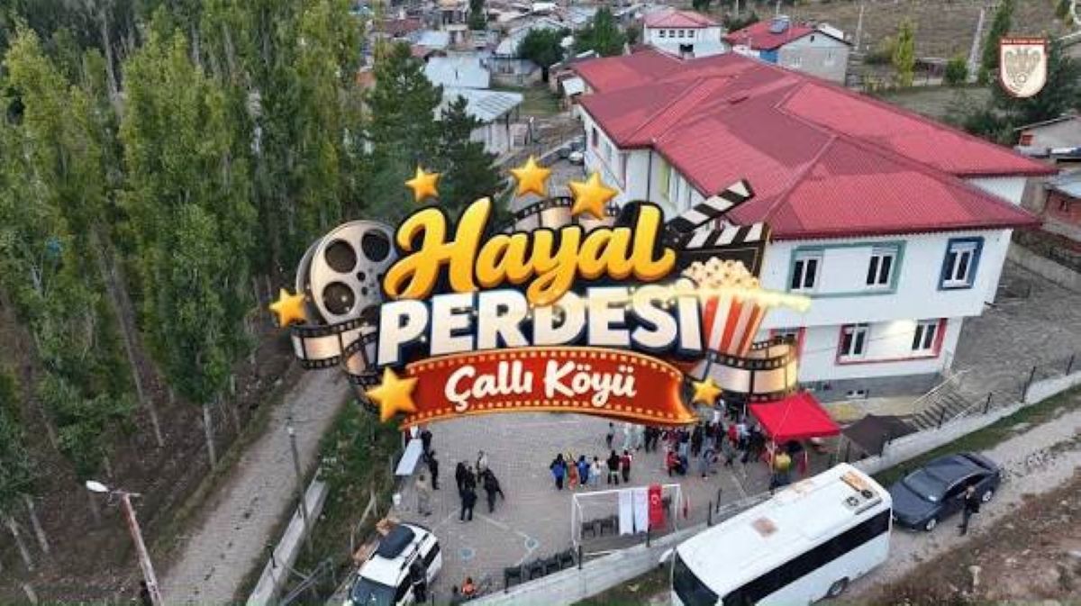 Havadan çekimde kırmızı çatılı bina, sokaktaki kalabalık ve araçlar; üzerinde “Hayal Perdesi Çallı Köyü” yazısı görülüyor.