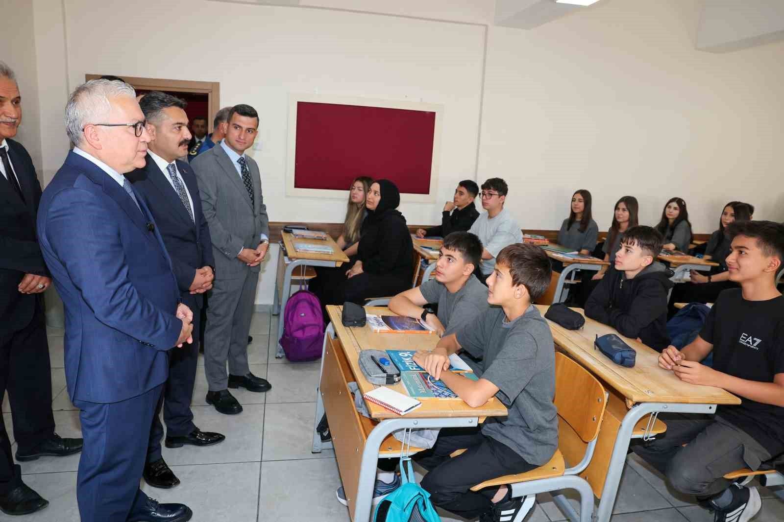 Cebecioğlu İlkokulunda ilk gün heyecanı ve Vali Şimşek ziyareti