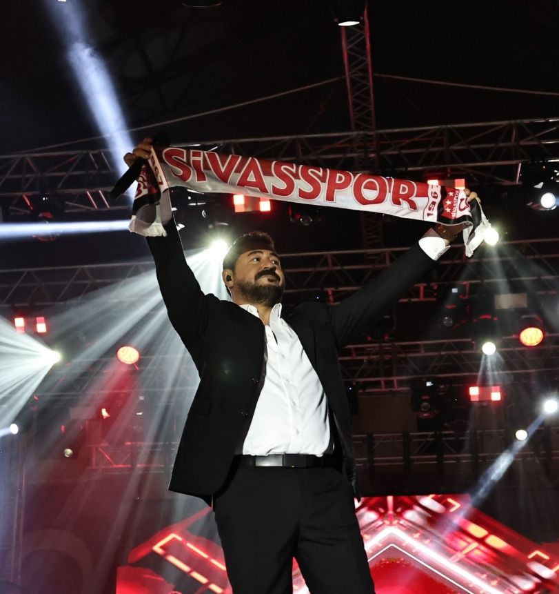 Sivas Kongresi'nin 106. Yıl Dönümü Coşkuyla Kutlandı: Serkan Kaya Sivas'ta Sahne Aldı