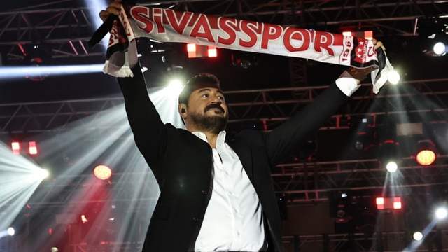 Sivas Kongresi'nin 106. Yıl Dönümü Coşkuyla Kutlandı: Serkan Kaya Sivas'ta Sahne Aldı