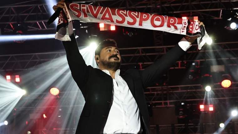 Sivas Kongresi'nin 106. Yıl Dönümü Coşkuyla Kutlandı: Serkan Kaya Sivas'ta Sahne Aldı