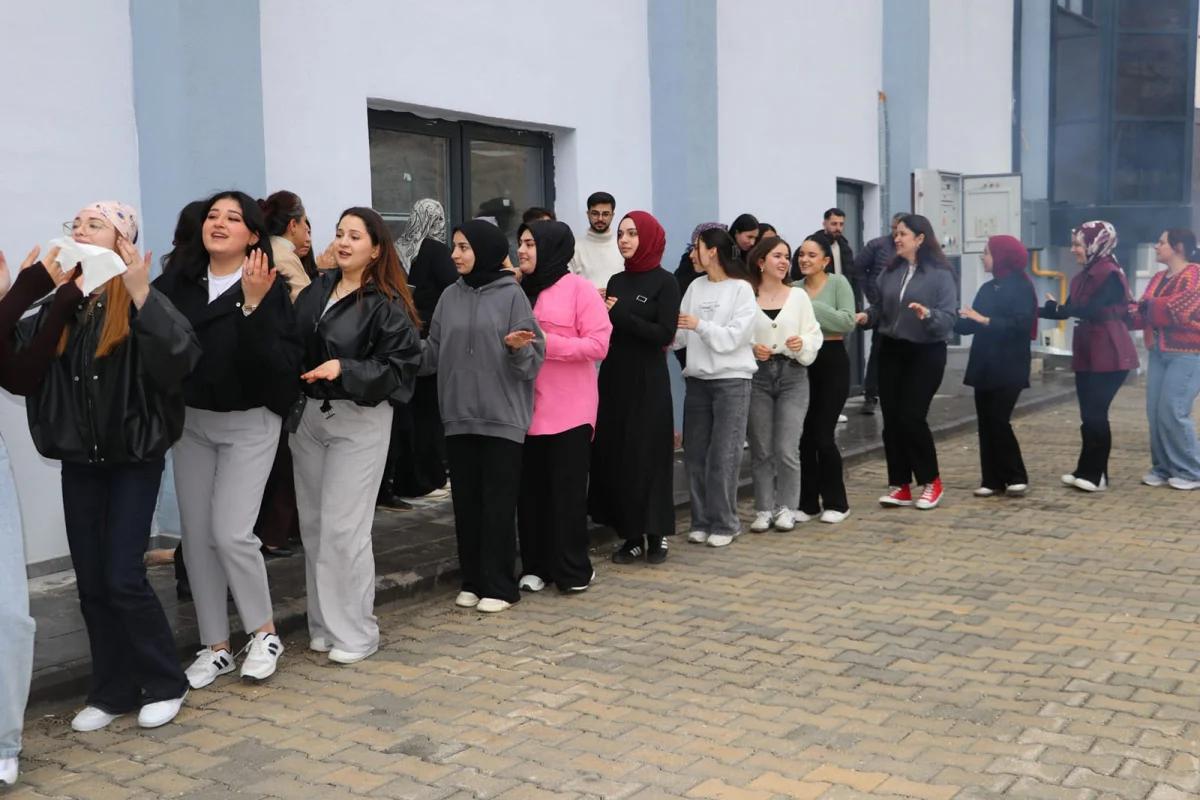 Nevruz Coşkusu: Ateş Üzerinden Atlayıp Halaylarla Baharı Karşıladılar