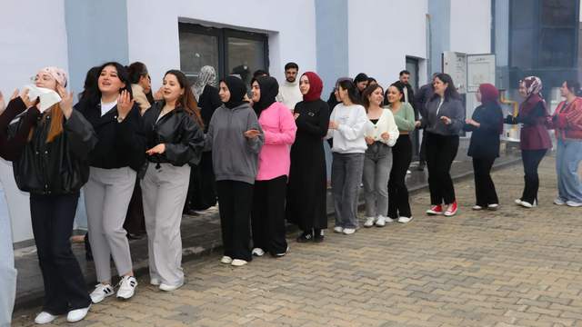 Nevruz Coşkusu: Ateş Üzerinden Atlayıp Halaylarla Baharı Karşıladılar