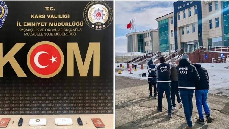 Kars'ta bir grup kişi, adliye binasına doğru yürürken görülüyor. Arkada Türk bayrağı dalgalanıyor.