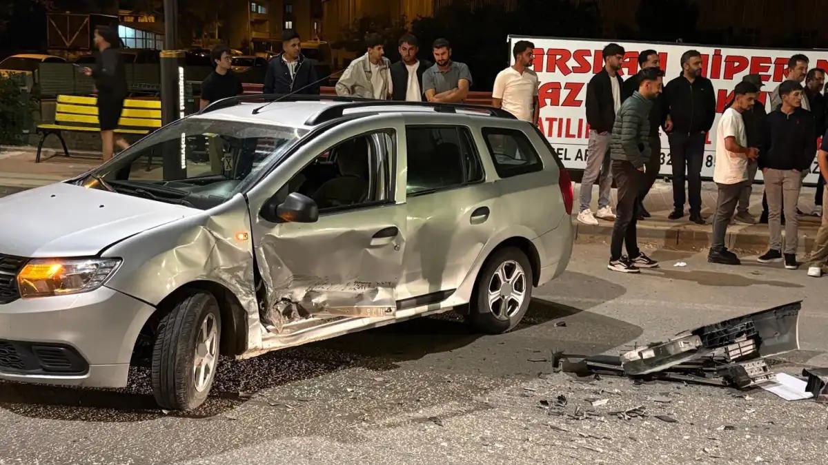 Zincirleme Trafik Kazası: Üç Araç Birbirine Girdi, 5 Kişi Yaralandı