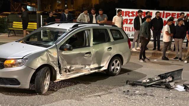 Zincirleme Trafik Kazası: Üç Araç Birbirine Girdi, 5 Kişi Yaralandı