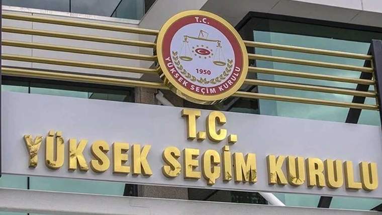 Yüksek Seçim Kurulu binasının önünde, kurumun logosu ve ismi görünmekte.