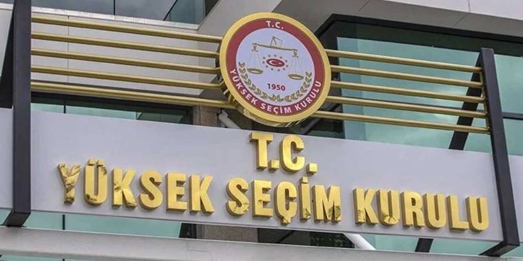 Yüksek Seçim Kurulu binasının önünde, kurumun logosu ve ismi görünmekte.