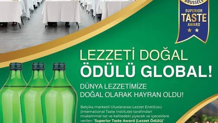 Yeşil renkli maden suyu şişeleri, ödül rozeti ve “Lezzeti Doğal Ödülü Global!” yazısının yanında yer alıyor.
