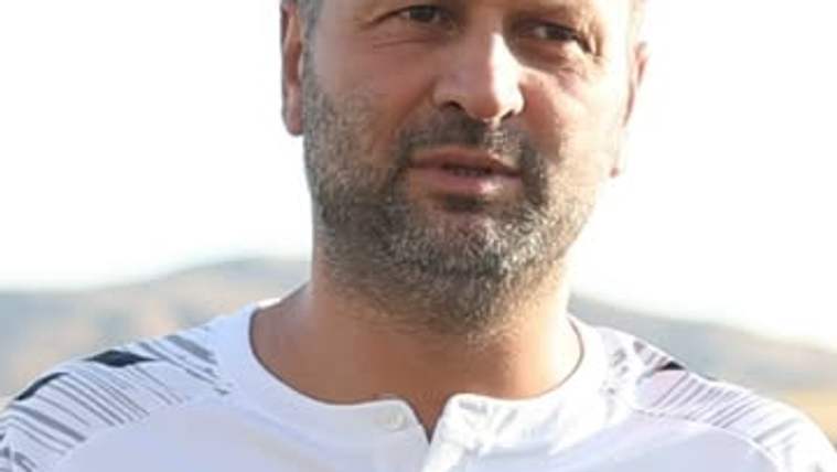 Sivasspor armalı beyaz spor tişörtü giyen kişi, mikrofonlar önünde açıklama yapıyor.