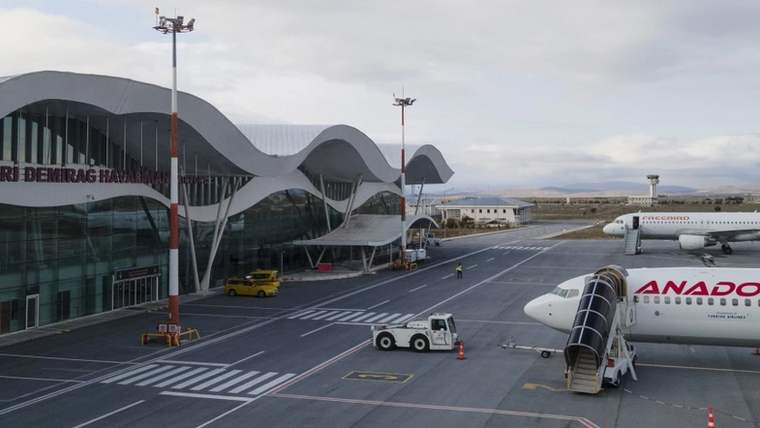 Sivas Havalimanı'nın dış cephesi, park halindeki uçaklar ve terminal binası görünmekte.