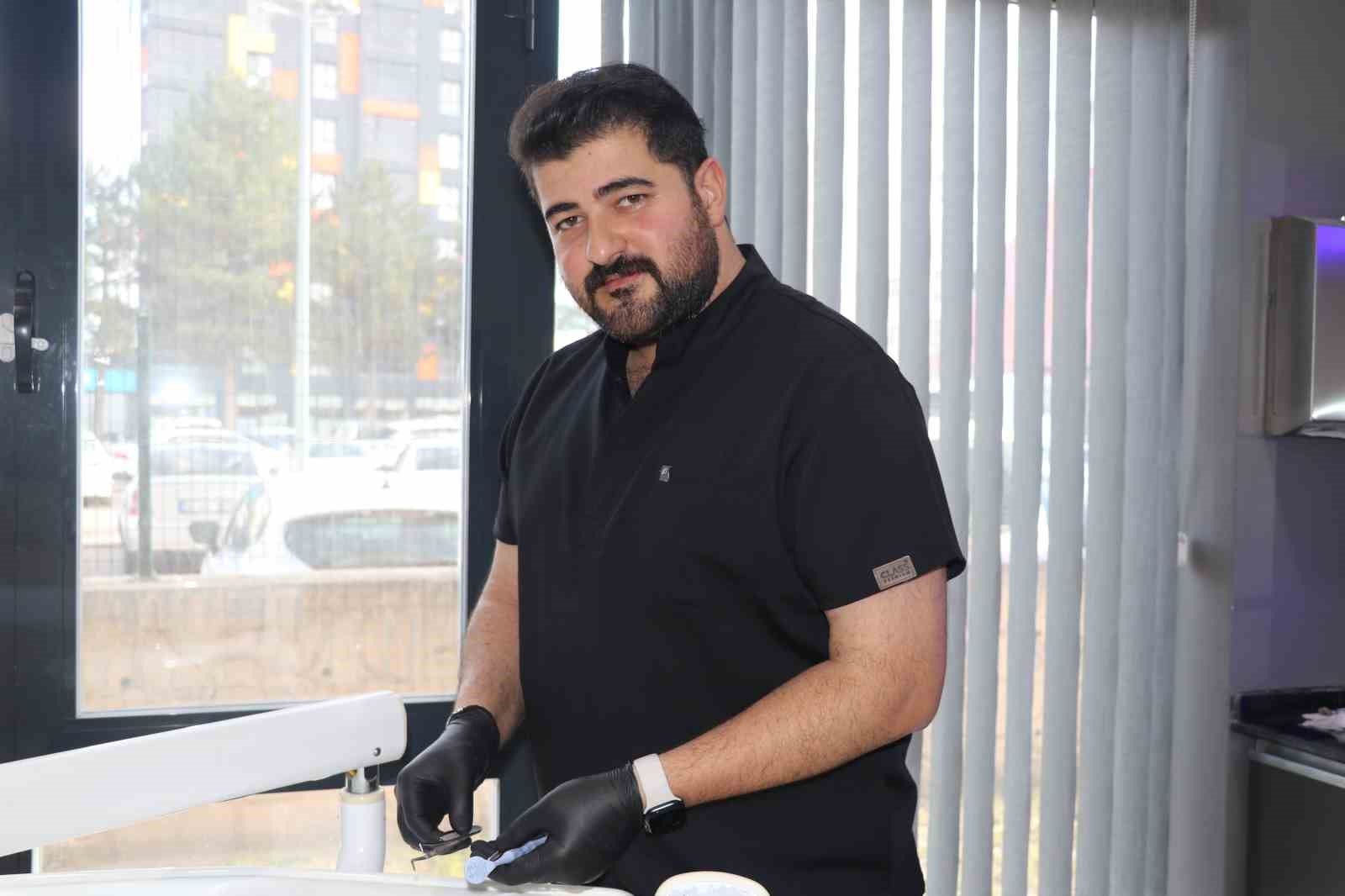 Hastaları neden Sivas'taki diş hekimiyle fotoğraf çektiriyor?