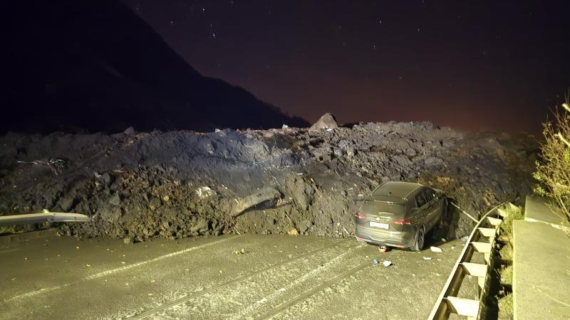 Karadeniz Sahil Yolunda Heyelan. Vali, Toprak Altında Araç Kaldı mı Bilmiyoruz