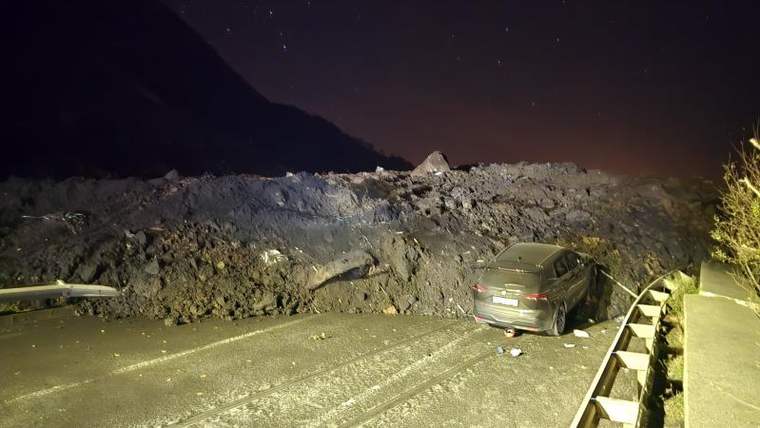 Karadeniz Sahil Yolu'nda heyelan nedeniyle yolda büyük bir toprak yığını oluşmuş, bir araç yolda duruyor.