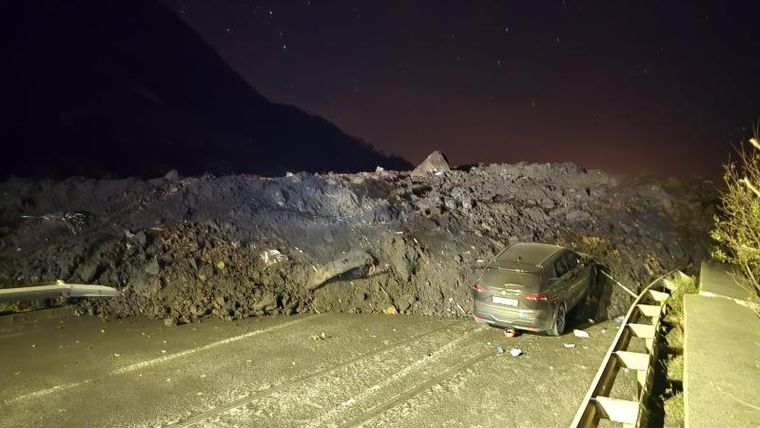 Karadeniz Sahil Yolunda Heyelan. Vali, Toprak Altında Araç Kaldı mı Bilmiyoruz