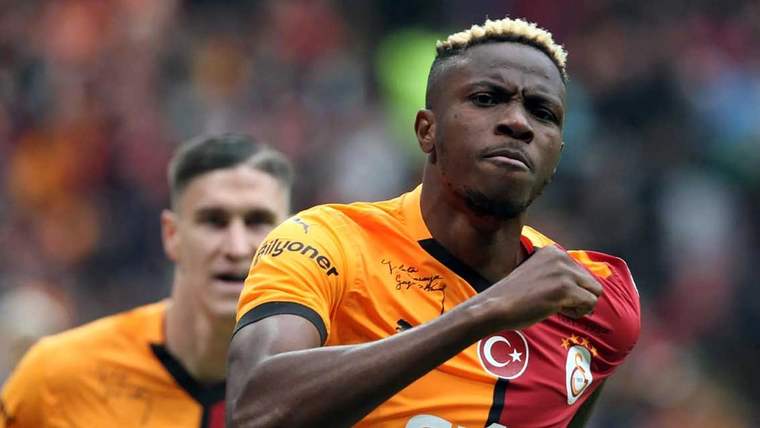 Galatasaray forması giymiş bir futbolcu, gol sevinci yaşıyor.