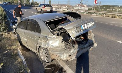 Sivas’ta Kontrolden Çıkan Araç Bariyerlere Çarptı: 2 Yaralı